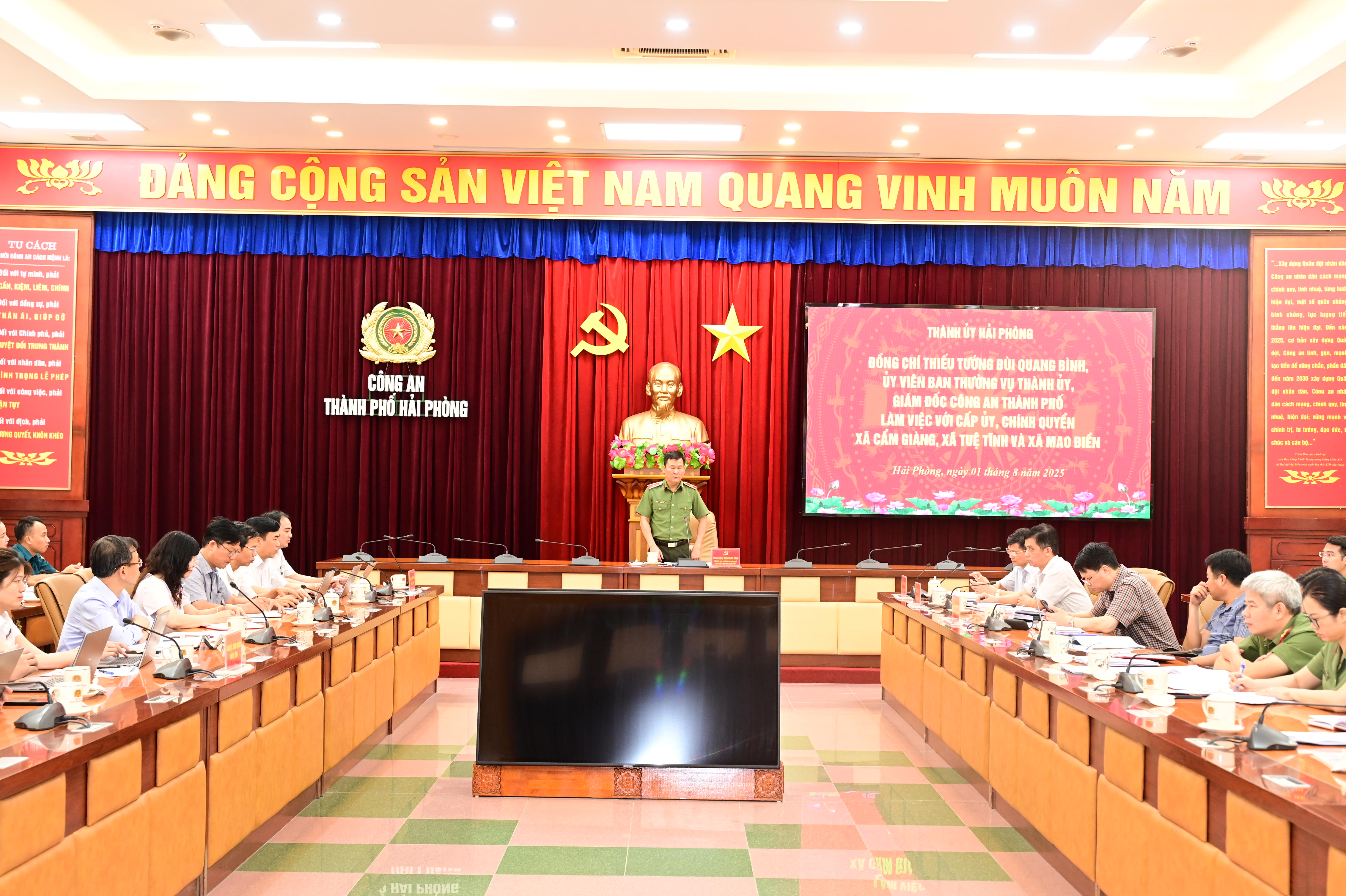 Thiếu tướng Bùi Quang Bình, Ủy viên BTV Thành ủy, Giám đốc CATP kiểm tra công tác chuẩn bị Đại hội Đảng và thực hiện mô hình chính quyền địa phương 2 cấp tại các xã Cẩm Giàng, Tuệ Tĩnh, Mao Điền